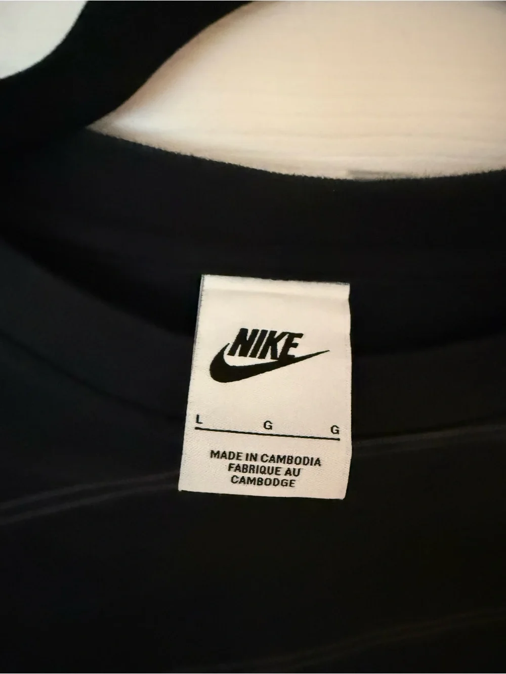 Nike Black Crewneck T-Shirt with White Logo Tag - Picture 3 of 8